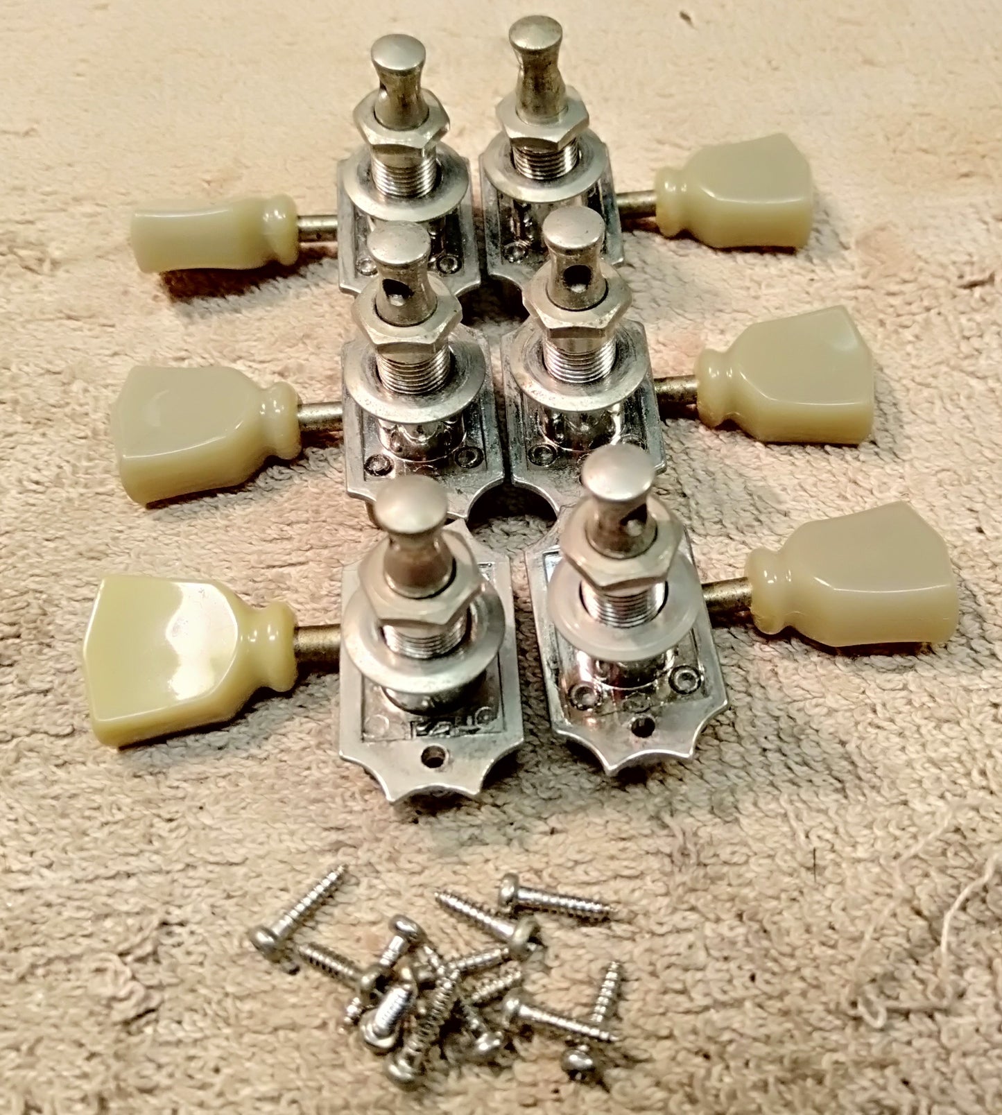 Gibson Deluxe tuners. 2nd hand