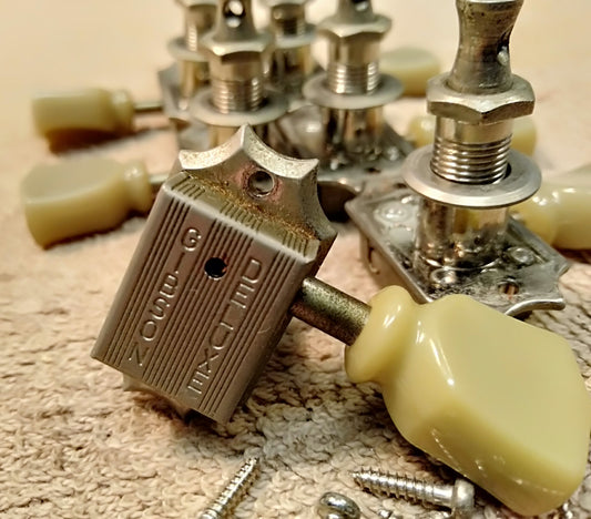 Gibson Deluxe tuners. 2nd hand