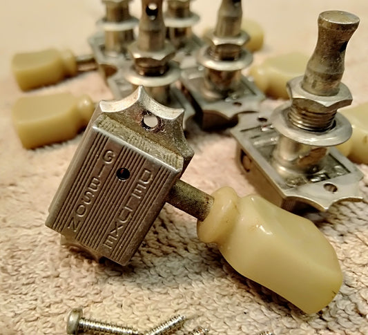 Gibson Deluxe tuners. 2nd hand