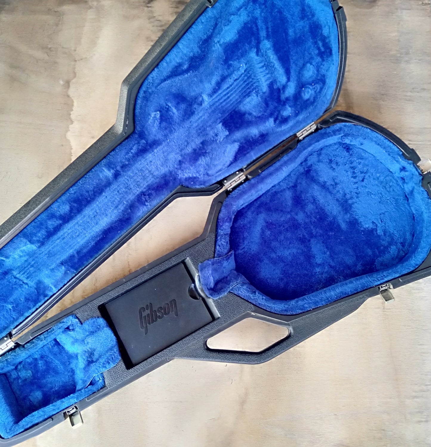 Gibson "chainsaw" hardcase. 2nd hand