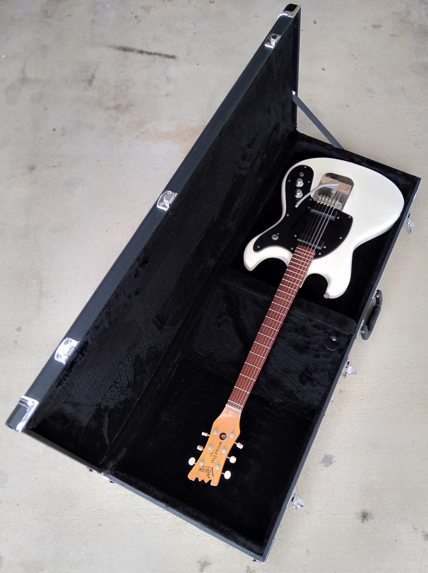 Mosrite style hardcase