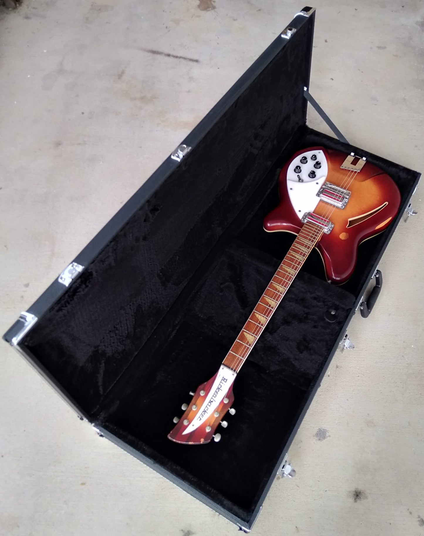 Mosrite style hardcase